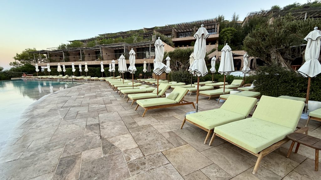 six-senses-ibiza-pool-liegen