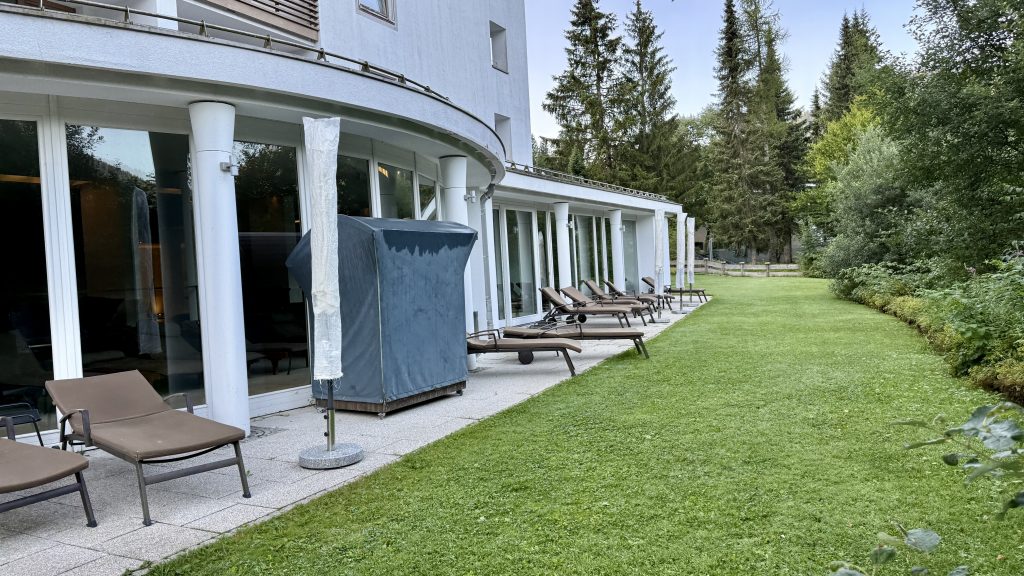 arabella-alpenhotel-liegebereich