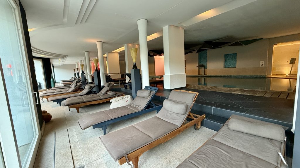 arabella-alpenhotel-poolarea-liegen