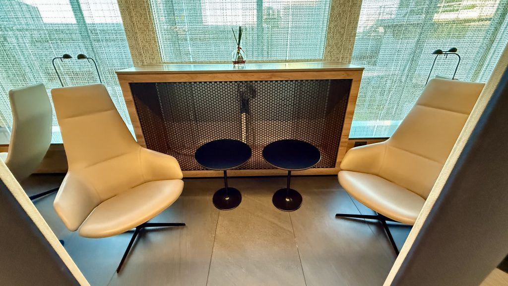 prima-vista-lounge-rom-dreh-stuehle