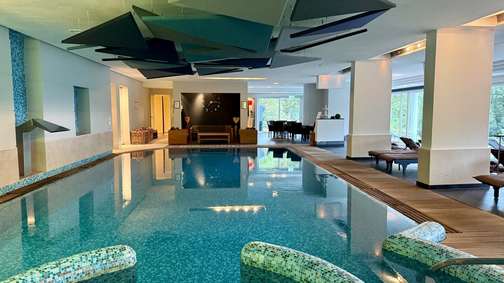 arabella-alpenhotel-pool-area