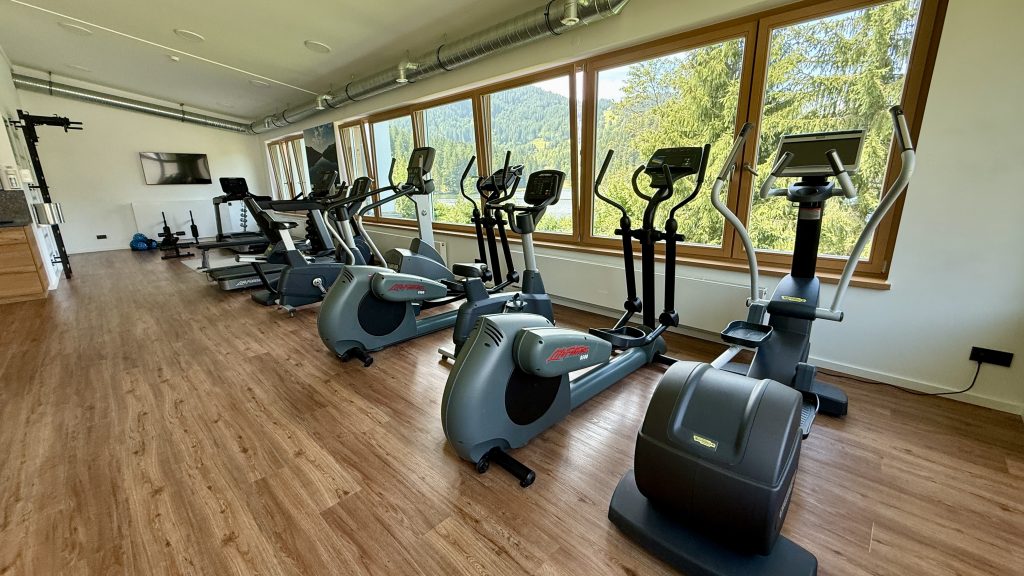 arabella-alpenhotel-fittnessraum-cardio