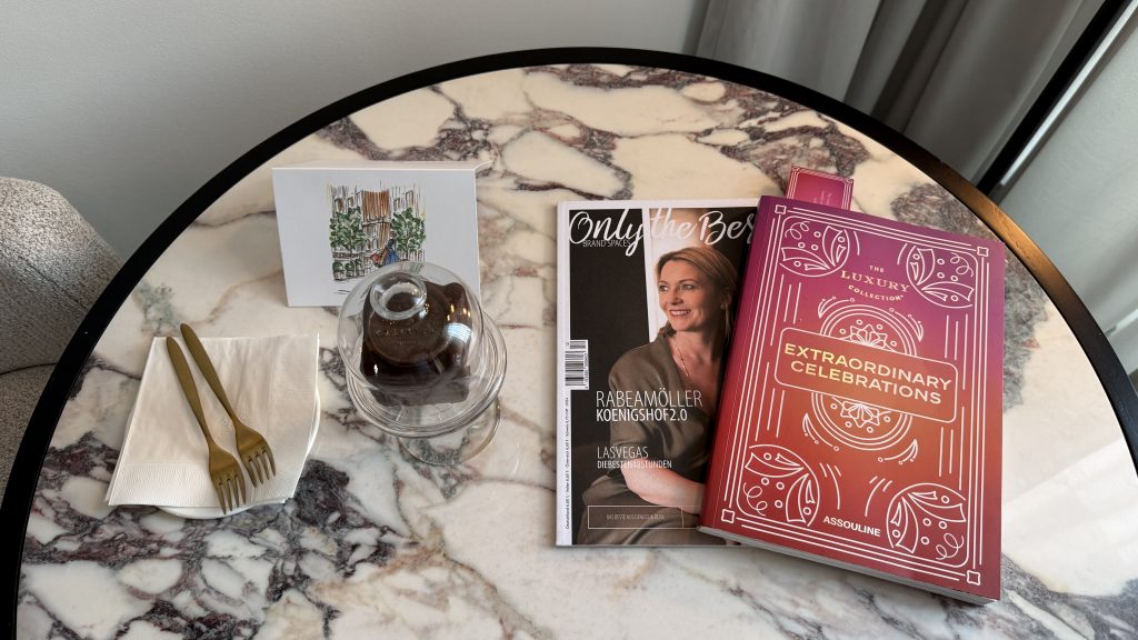 koenigshof-munich-zimmer-tisch