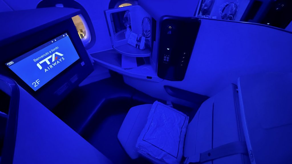ITA-airways-airbus-a321neo-kabine-oben