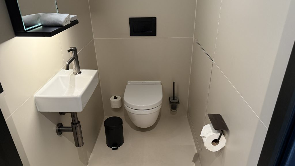 koenigshof-munich-bad-toilette