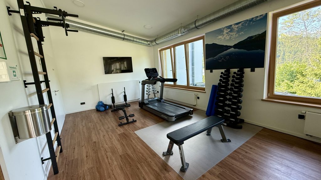arabella-alpenhotel-fittnessraum-hantelbereich