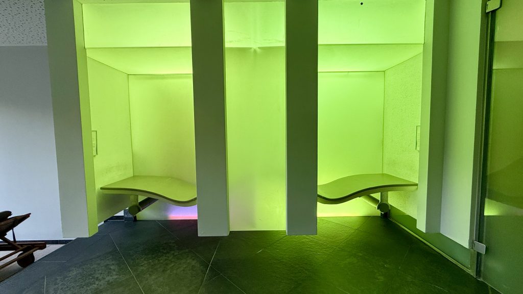 arabella-alpenhotel-waerme-liegen-spa