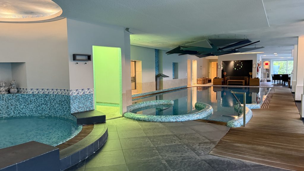 arabella-alpenhotel-pool-area