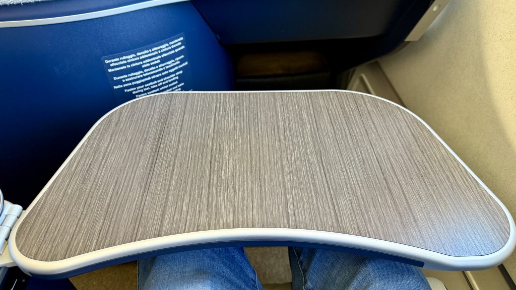 ita-airways-airbus-a330neo-tisch