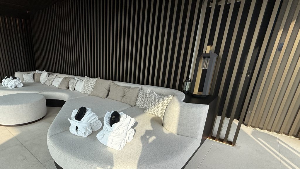 koenigshof-munich-spa-sofa-bademaentel