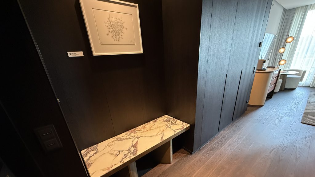 koenigshof-munich-eingangsbereich