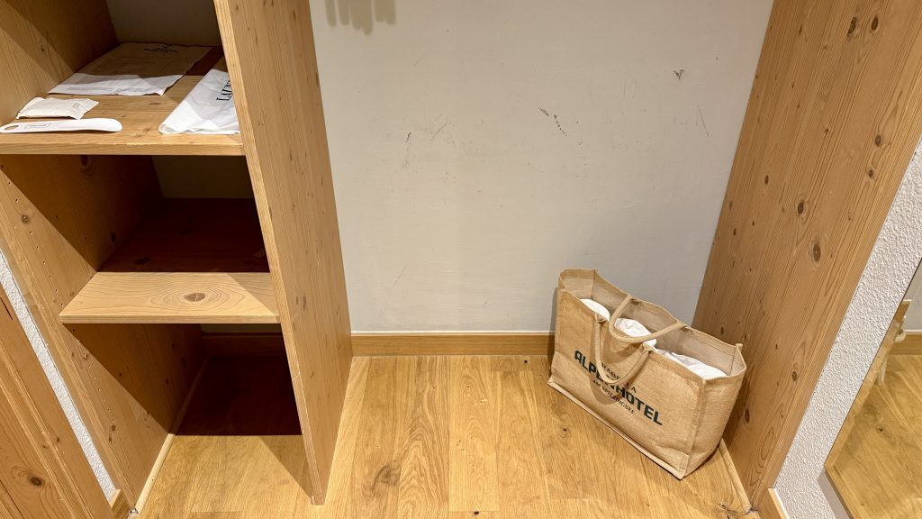 arabella-alpenhotel-zimmer-schrank