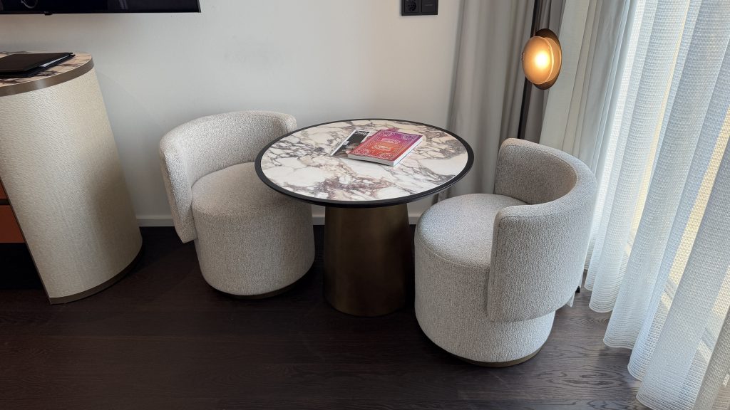 koenigshof-munich-sessel