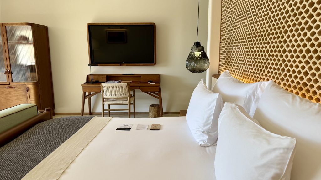 six-senses-ibiza-bett-fernsehen