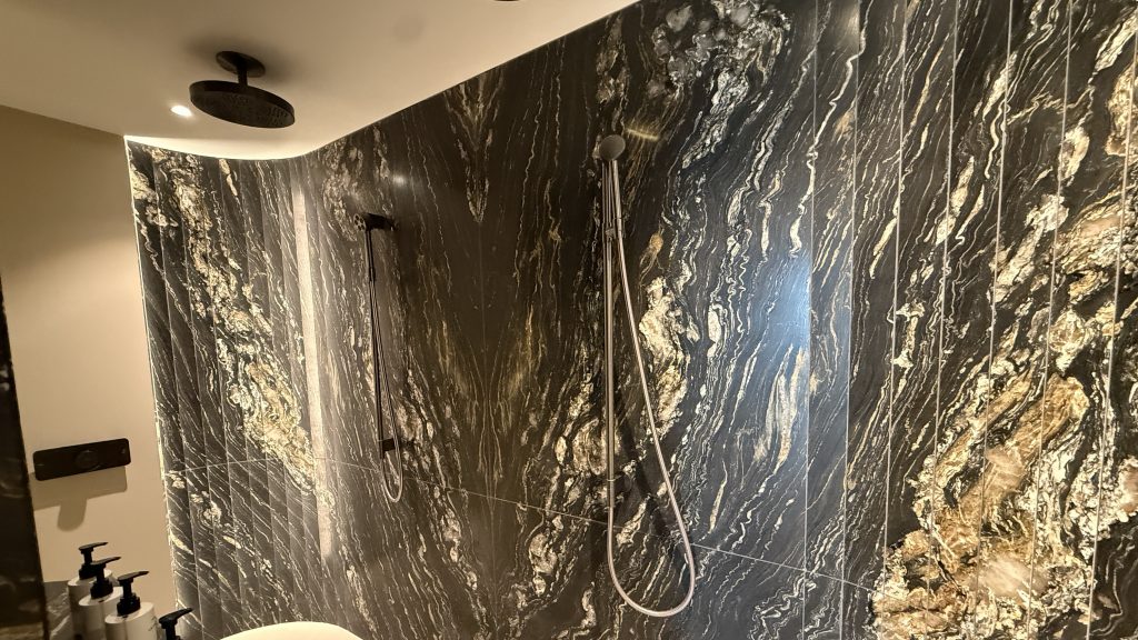 koenigshof-munich-spa-bad-dusche