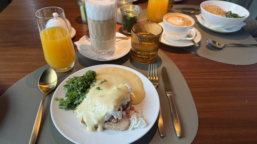 koenigshaus-munich-eggs-benedict