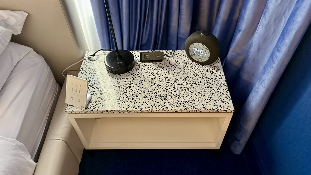 w-toronto-nachttisch