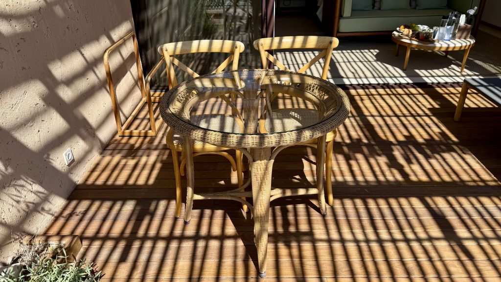 six-senses-ibiza-stuehle-tisch-terasse