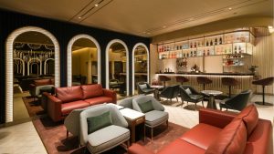 Focal Bar Und Sitzgelegenheiten In Der Neuen Lounge Von British Airways In Dubai