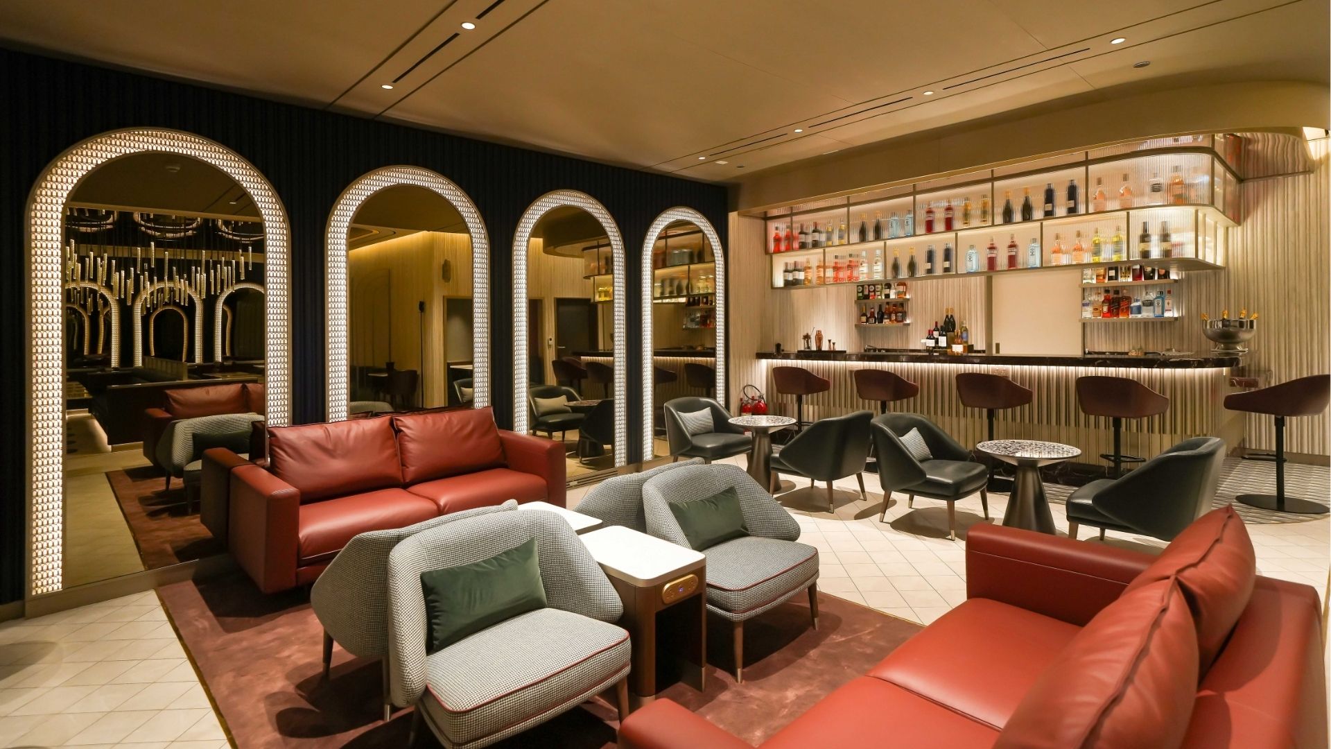 Focal Bar Und Sitzgelegenheiten In Der Neuen Lounge Von British Airways In Dubai