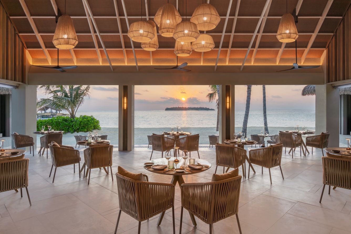 Resort-Insel auf den Malediven aus der Vogelperspektive