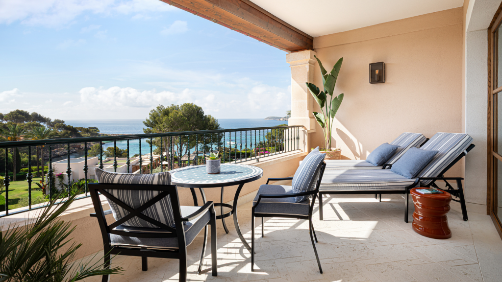 The St. Regis Mardavall Mallorca Resort Grand Junior Suite Balkon