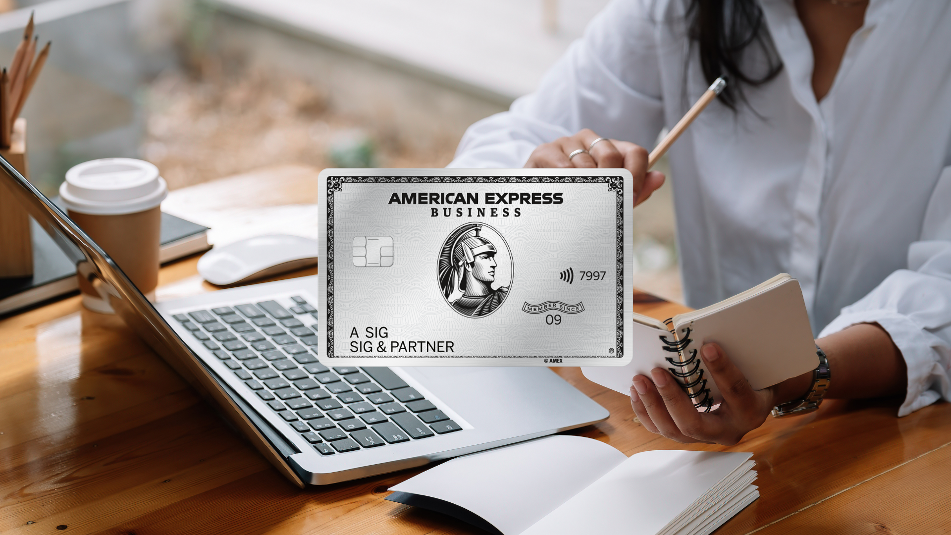 American Express Business Platinum Frau Am Schreibttisch