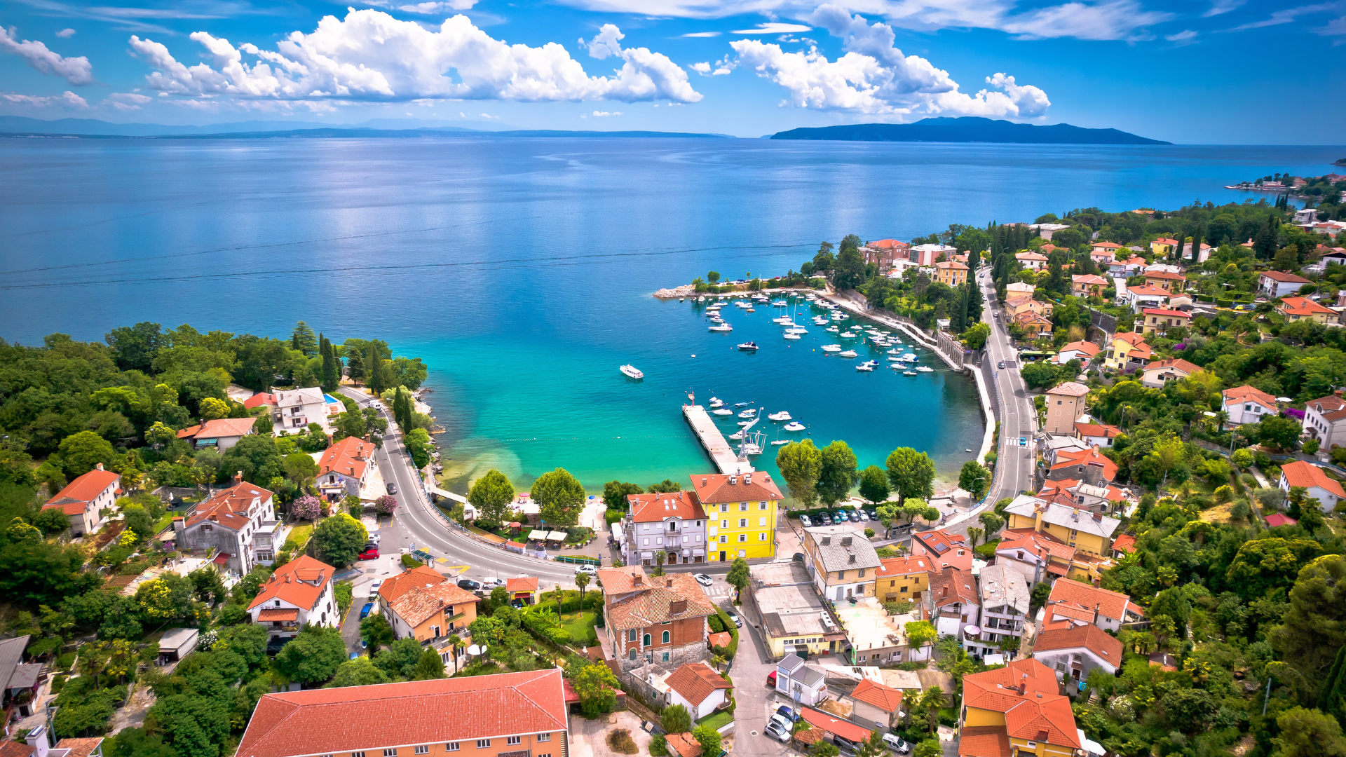 Adriaküste mit Promenade in Kroatien