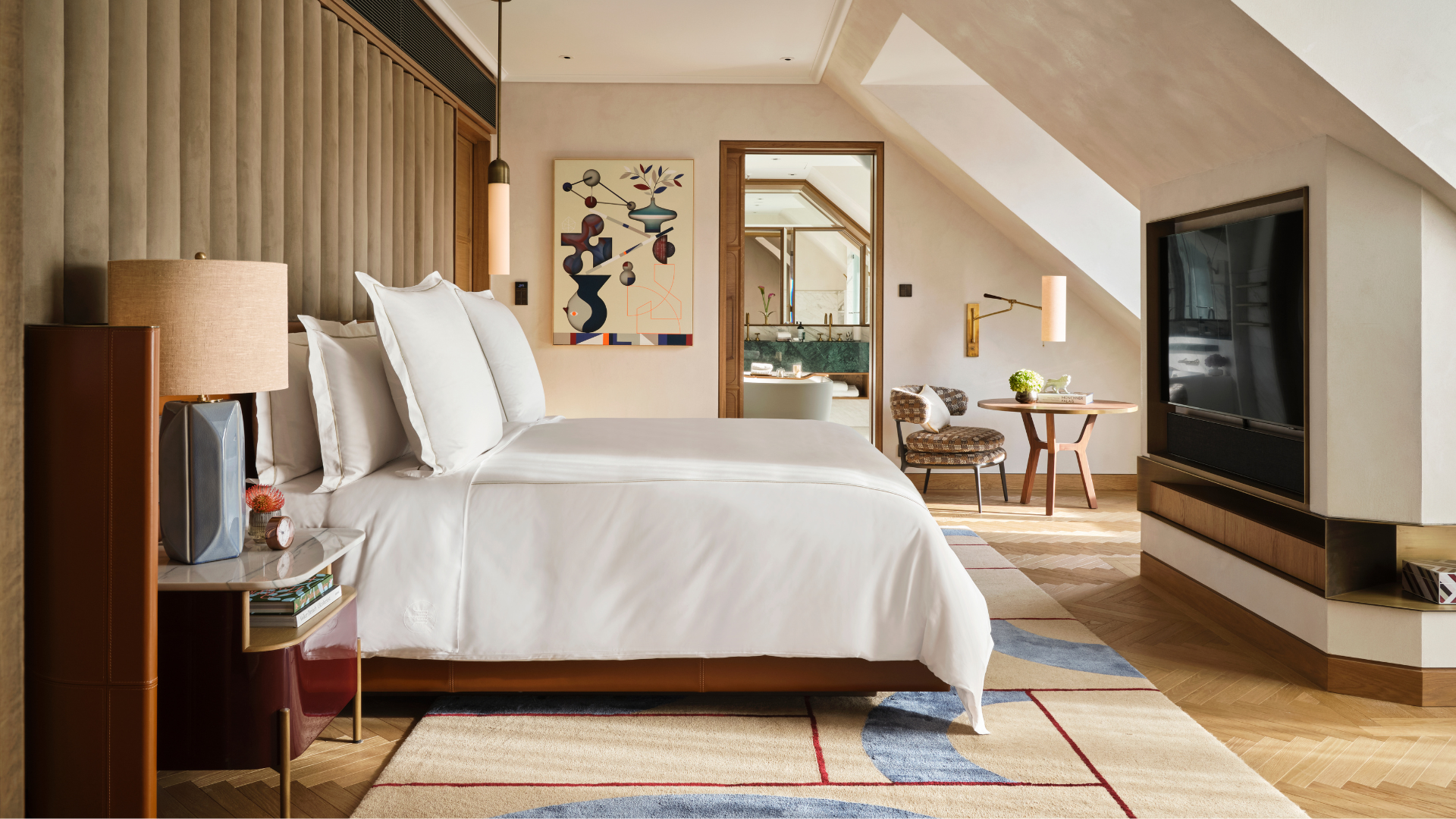 Schlafbereich der Prinzessin Augusta Suite mit Dachschrägen im Rosewood München