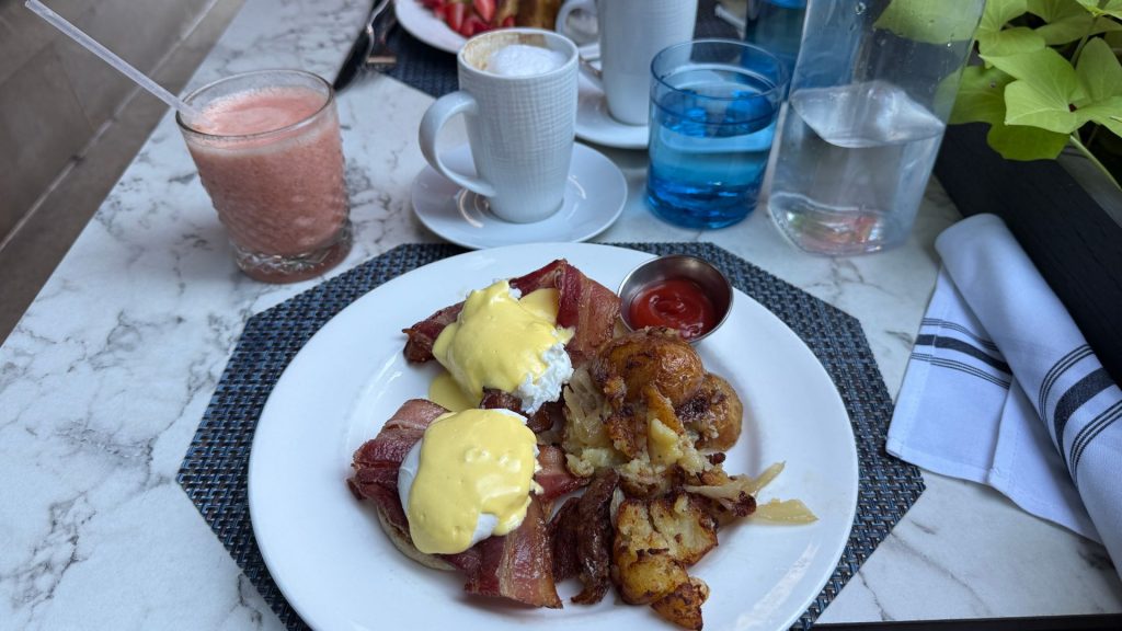 Hyatt Centric The Loop Chicago Frühstück Eggs Benedict