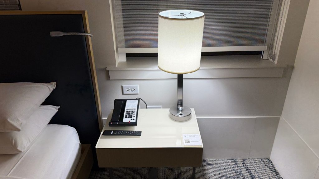 Hyatt Centric The Loop Chicago Zimmer Bett Nachttisch