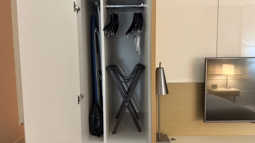 Hyatt Centric The Loop Chicago Zimmer Schrank