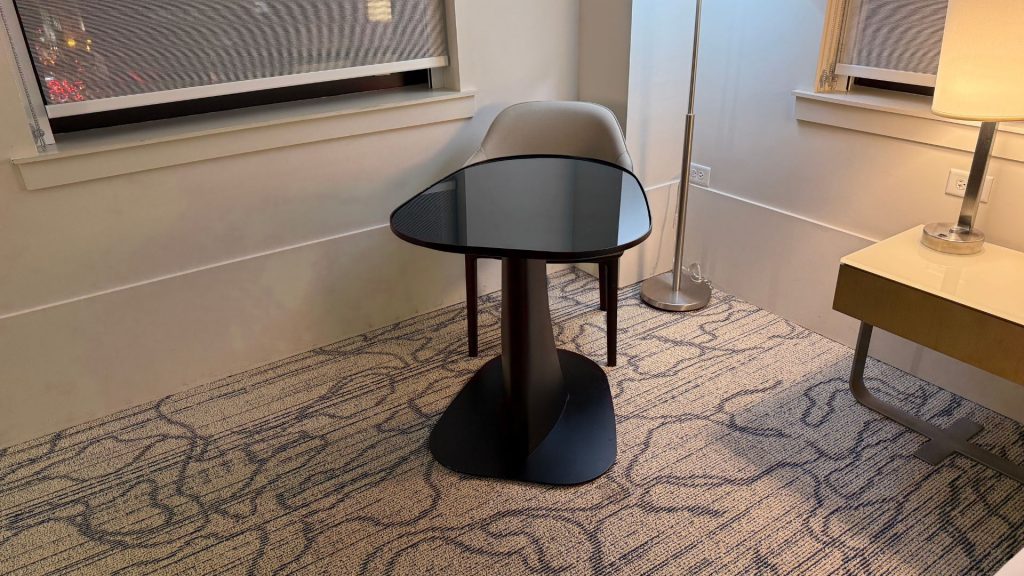 Hyatt Centric The Loop Chicago Zimmer Tisch