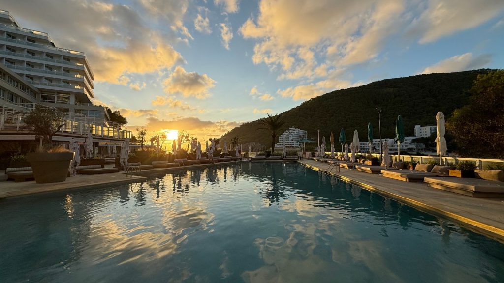 Hyde Ibiza Belegte Pool Aussicht