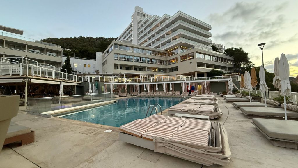 Hyde Ibiza Belegte Pool Und Liegen