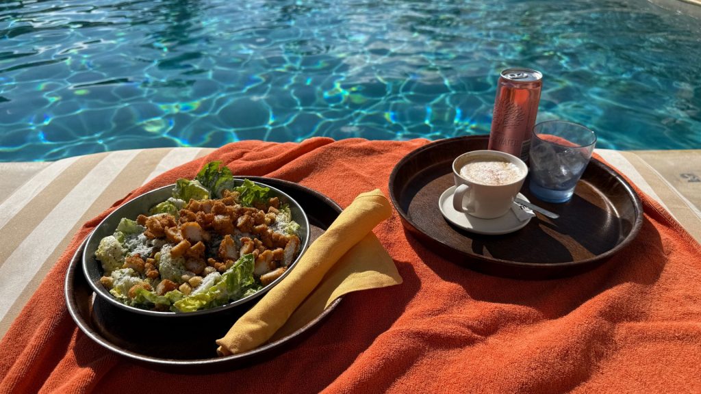 Hyde Ibiza Fruehstueck Pool Bar Essen