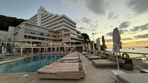 Hyde Ibiza Pool Liegen Sonnenuntergang