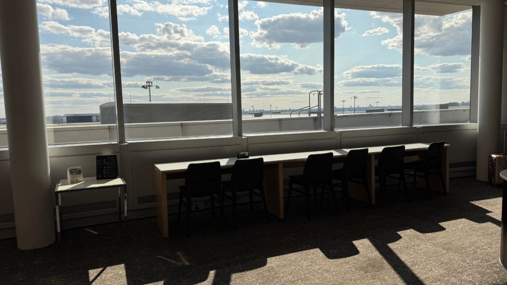 Maple Leaf Lounge Toronto Ausblick Rollfeld