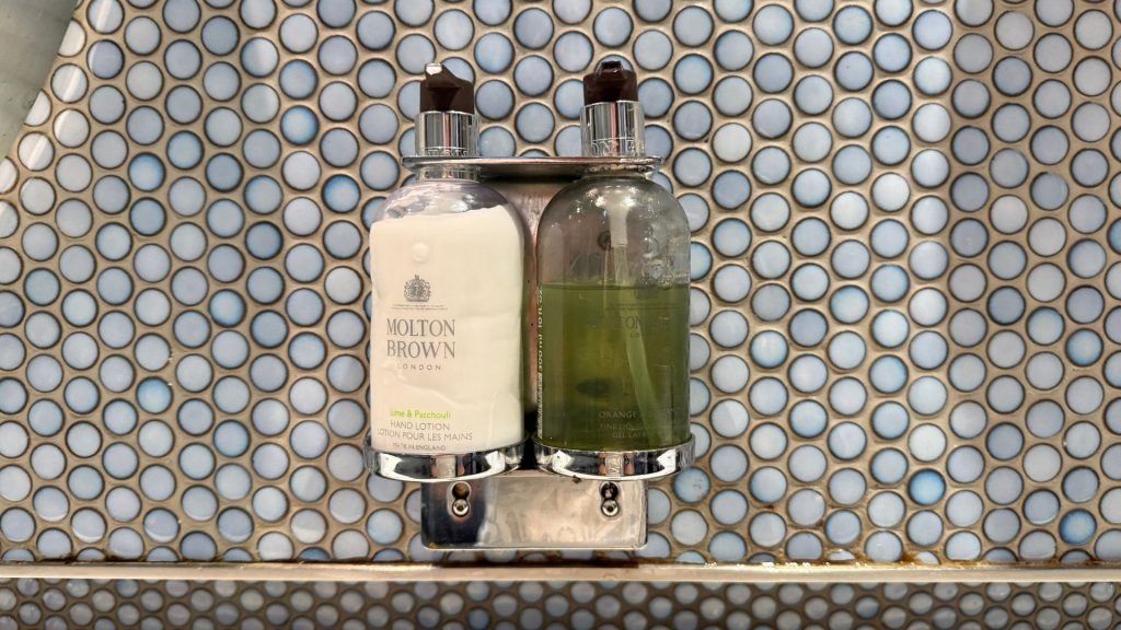 Maple Leaf Lounge Toronto Bad Pflege Produkte