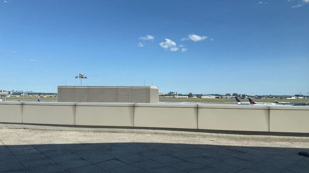 Maple Leaf Lounge Toronto Ausblick Rollfeld