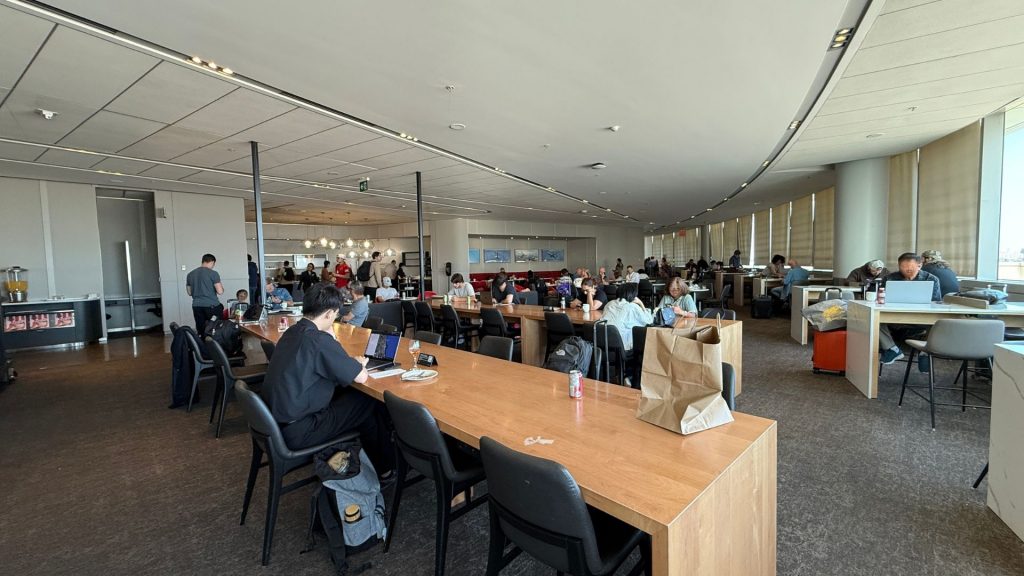 Maple Leaf Lounge Toronto Business Area