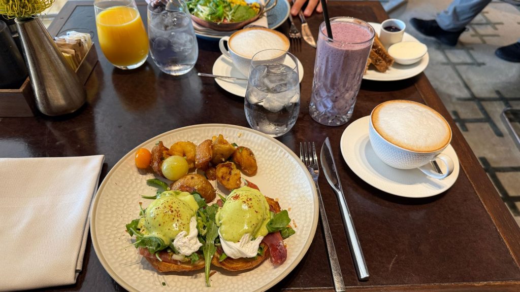 Park Hyatt Chicago Fruehstueck Eggs Benedict