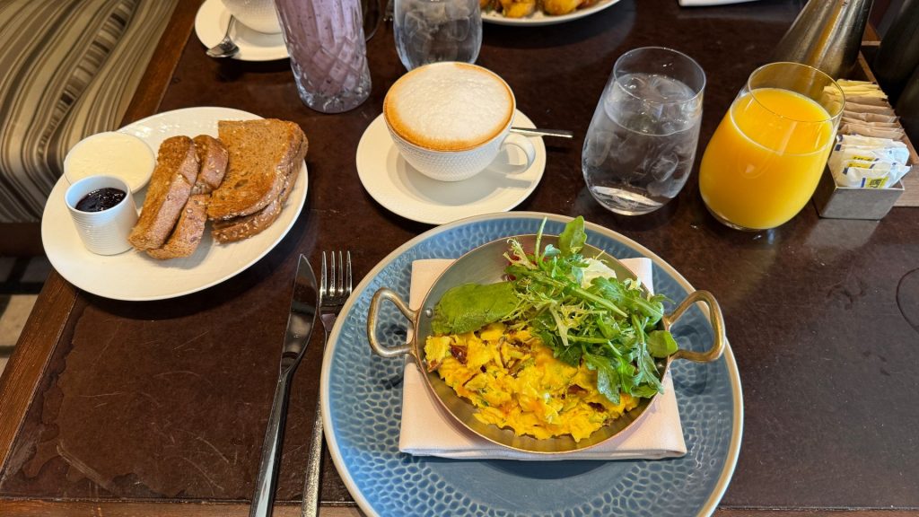 Park Hyatt Chicago Fruehstueck Ruehrei Avocado