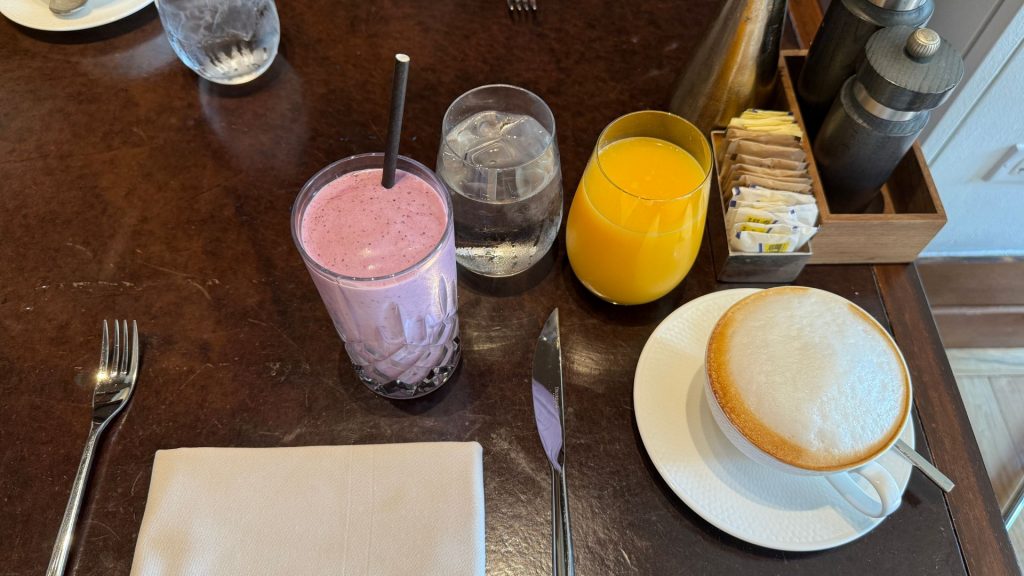 Park Hyatt Chicago Fruehstueck Smoothie Kaffee