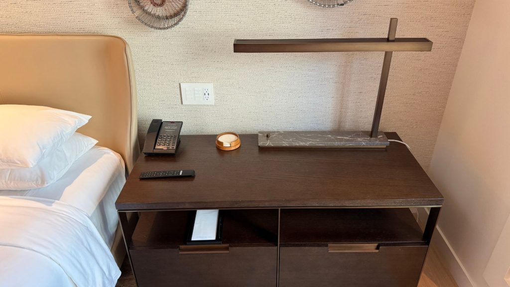 Park Hyatt Chicago Schlafbereich Nachttisch