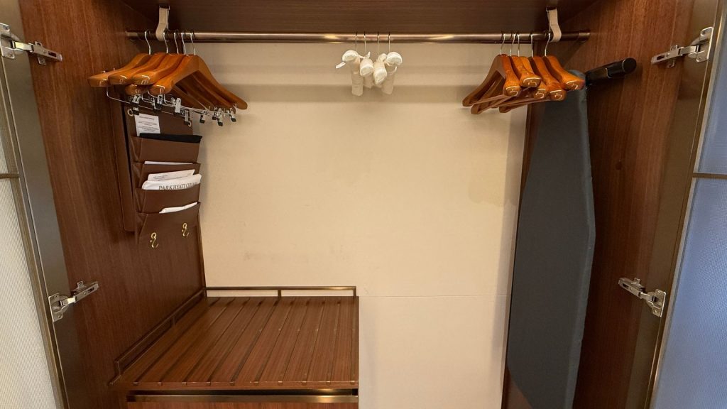 Park Hyatt Chicago Zimmer Eingangsbereich Schrank