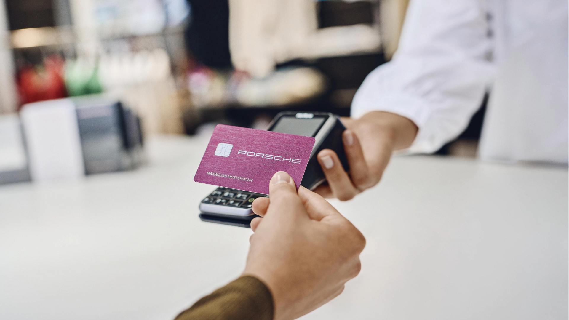 Porsche Card beim Bezahlen