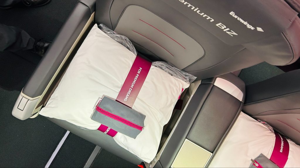 Premium BIZ Seat Eurowings Kissen und Decke