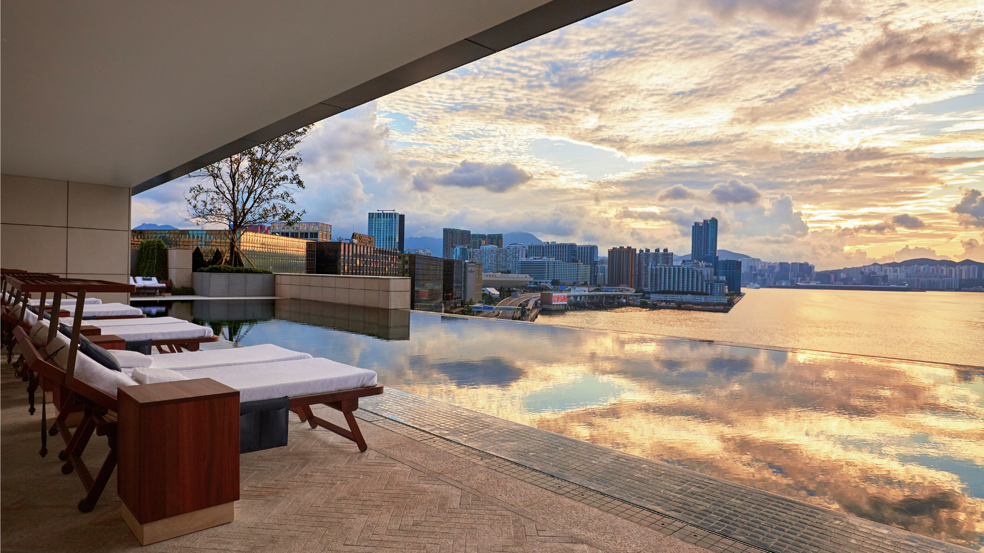 Pool des Asaya Wellnessbereichs im Rosewood Hong Kong