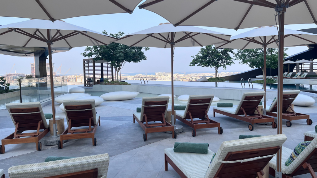 Yannic Mandarin Oriental Downtown Dubai Liegen Pool